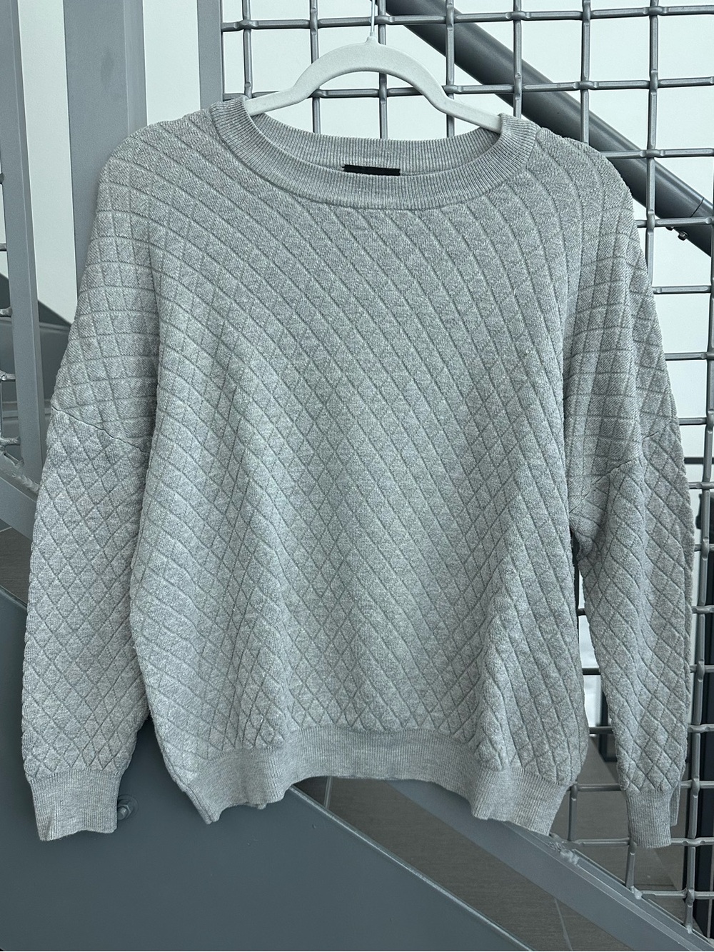 Topshop Women’s Quilted Crewneck Sweater in Light Gray Size S